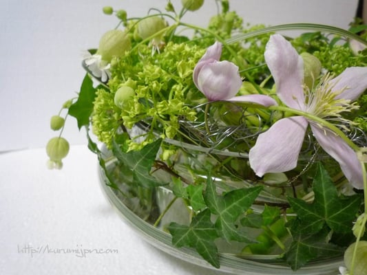 アレンジメント：吸水性スポンジを使わないデザイン。（このタイプのデザインは宅配便未対応です。自店配達のみ承れます）