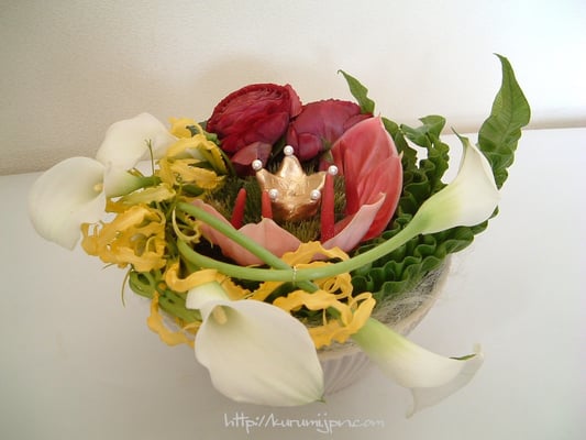 アレンジメント：合格お祝いには、冠を付けて。