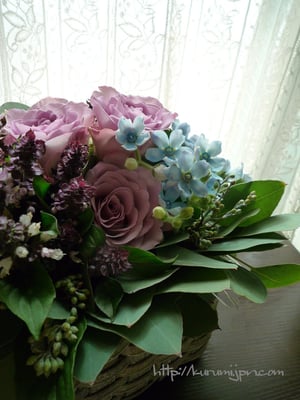 アレンジメント：受賞のお祝いに。お受け取りになる方のイメージカラーのブルー系のお花を集めて。