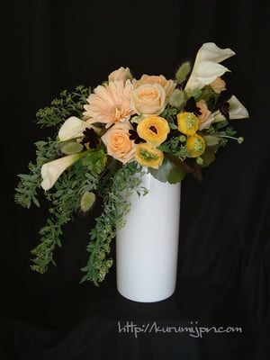 アレンジメント：縦長の器を生かしたデザイン。