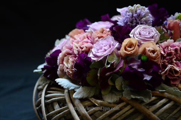 アレンジメント：アンティークな雰囲気のショップの開店お祝いに。