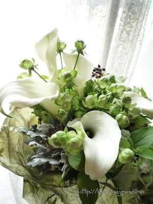 花束：白とグリーンのお花を集めてナチュラルな雰囲気に。（ブーケタイプ）