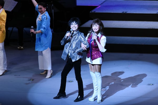 オープニング「パリは永遠に」「コマン・サ・バ」