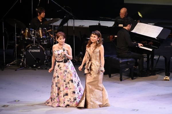 一部出演者全員で「チャオ・ベラ」