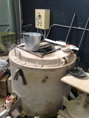 アルミニウムを溶解炉で溶かす