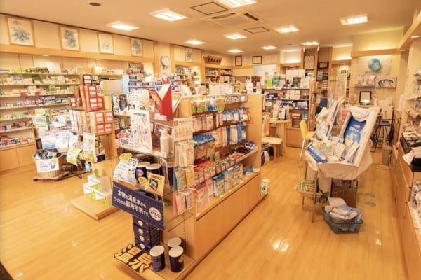 南魚沼市（六日町）の漢方相談ができる漢方薬局「ときのや薬局」の店内