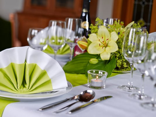 Gasthof Hartlef, Stade, Saalbetrieb, Tisch-Dekoration, Blumen