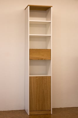 Badmöbel weiss gestrichen mit Eichen Front.