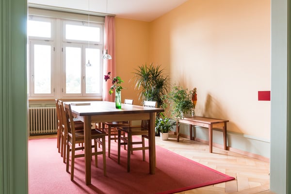 Esstisch mit Stühlen Nussbaum massiv.