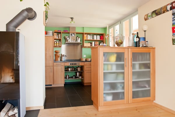 Küche und Geschirrschrank aus Buchenholz.