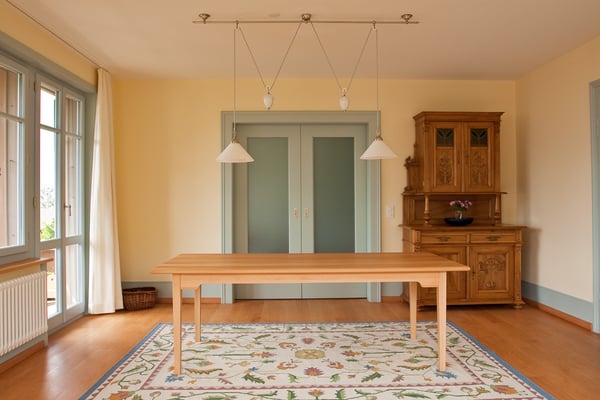 Biedermeier Tisch Buche. Schiebetür mit Glaseinsatz.