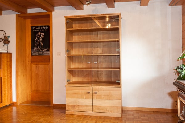 Vitrine aus Kirschbaum mit Glastüren.