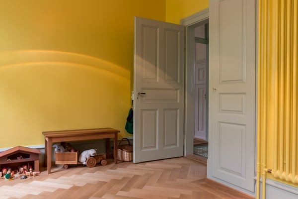 Wandschrank und Zimmertüre farbig gestrichen.