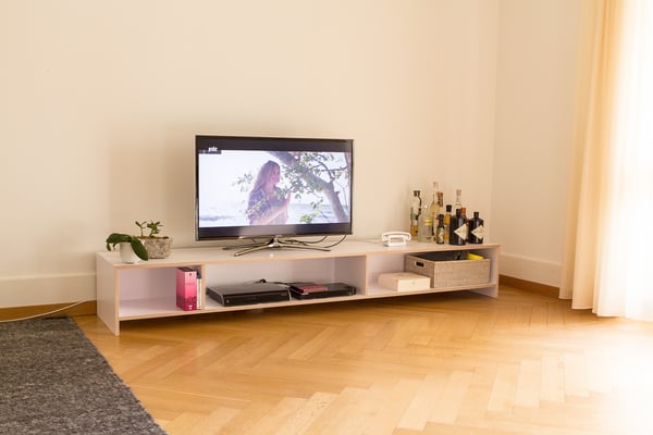 TV Möbel aus weiss beschichtetem Birkensperrholz.