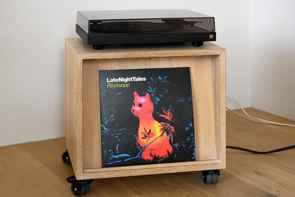 Plattenspieler Möbel Eiche geölt mit Rollen.