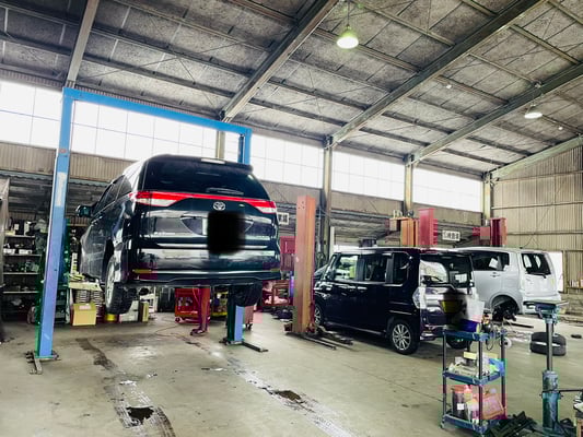 そんな寒い中でも整備士は本日入庫の車検２台と１２ヶ月点検２台🚘くまなくチェックして危険がないか整備頑張ってます。車検は期限の1ヶ月から受けられますよ♪