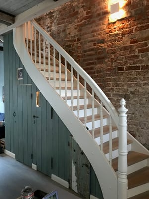 Sanierung Altstadthaus Lübeck mit historischer Bausubstanz - aufgearbeiteter Treppenunterschlag - Spilker Architektur