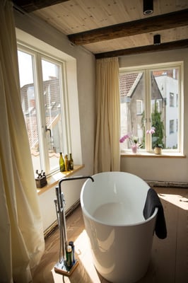 Sanierung Altstadthaus Lübeck mit historischer Bausubstanz - Freistehende Wanne, innenliegende Winterfenster - Spilker Architektur