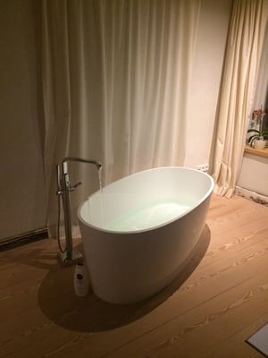 Sanierung Altstadthaus Lübeck mit historischer Bausubstanz - Freistehende Wanne - Spilker Architektur