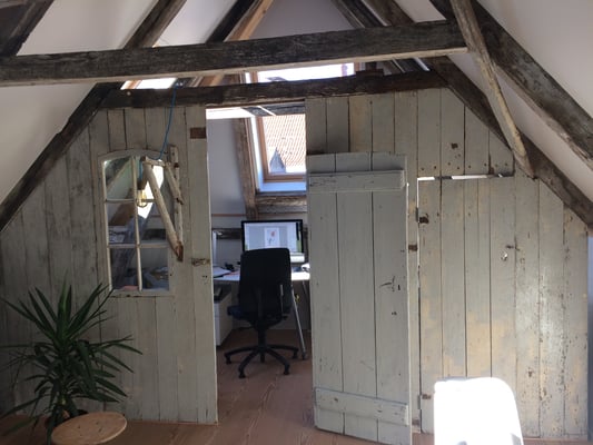 Sanierung Altstadthaus Lübeck mit historischer Bausubstanz - aufgearbeitete Mägdekammer mit freigelegten Balken - Spilker Architektur