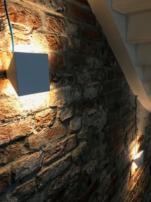 Sanierung Altstadthaus Lübeck mit historischer Bausubstanz - Treppenaufgang mit Licht - Spilker Architektur