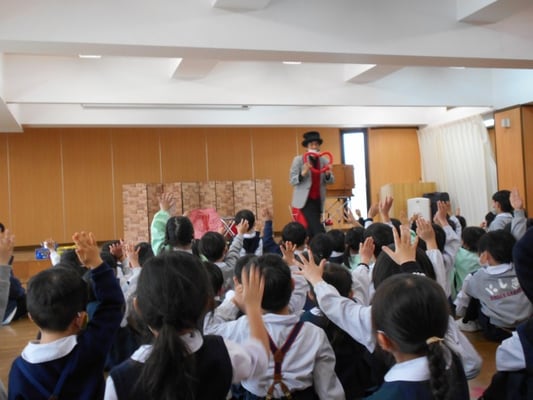 幼稚園のイベントに出張してマジックショーをしている