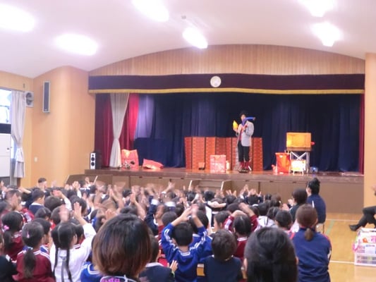 幼稚園のイベントに出張してマジックショーをしている