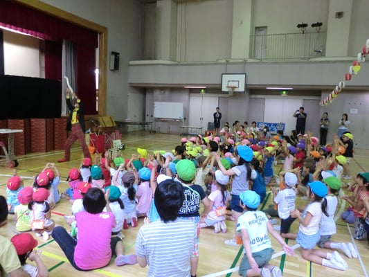 保育園のイベントに出張してマジックをしているようす