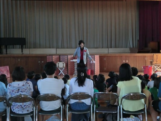 子ども会のイベントに出張してマジックショーをしている