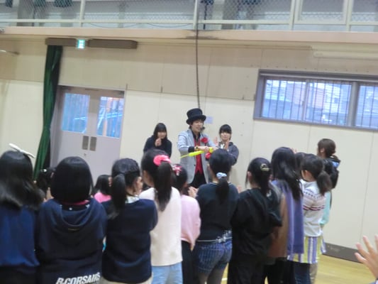 学童クラブのイベントに出張してバルーンアートをしている様子