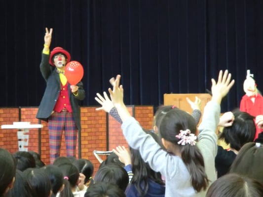 子ども会のイベントに出張してバルーンアートをしている