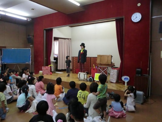 子ども会のイベントに出張してピエロショーをしている