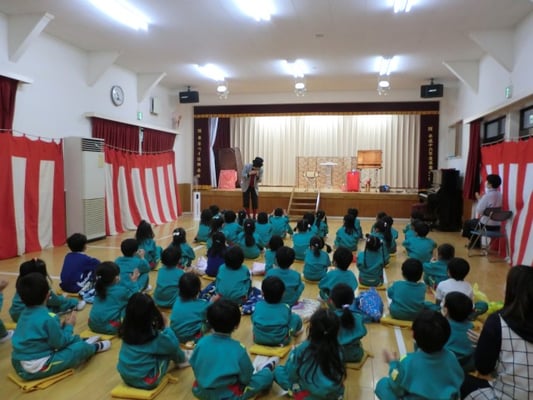 幼稚園のイベントに出張してマジックショーをしている様子