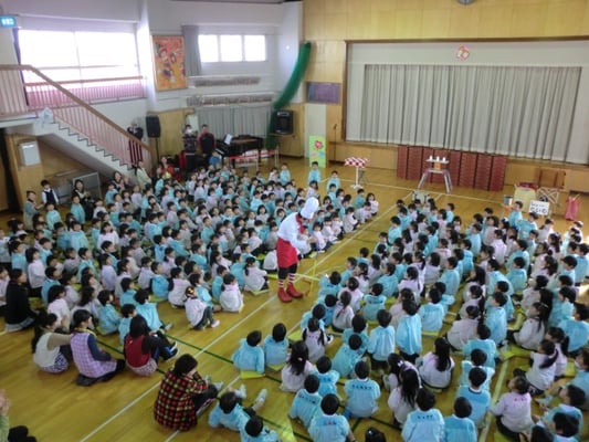 保育園のイベントに出張してパフォーマンスをしている様子