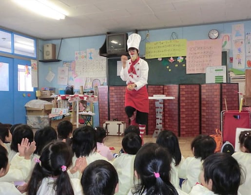 保育園に出張してショーをしているところ