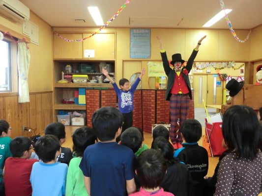 学童クラブのイベントに出張してピエロショーしている