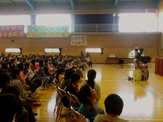 子ども育成会のイベントに出張して大道芸をしている