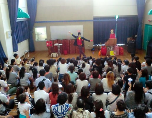 保育園のイベントに出張してマジックショーをしている様子