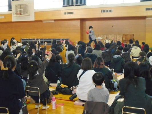 幼稚園のイベントに出張して親子向けにマジックショー
