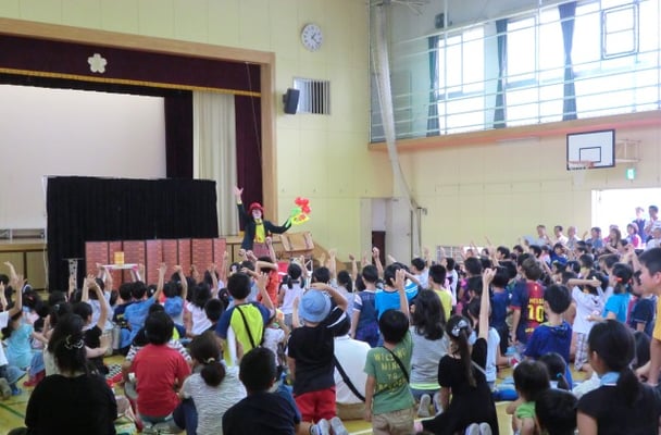 子ども会のイベントに出張してバルーンアートをしている