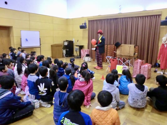 子ども会のイベントに出張して大道芸をしているところ
