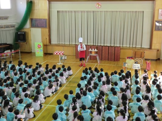 幼稚園のイベントに出張してパフォーマンスしているところ
