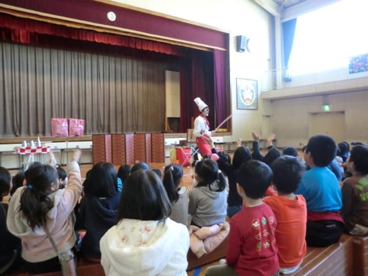 子ども会のイベントに出張してマジックをしている