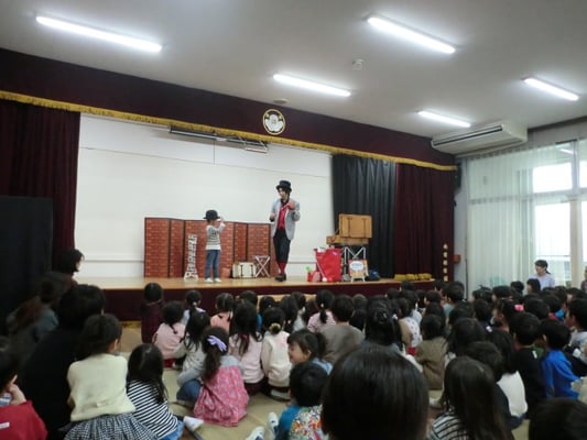 保育園のイベントに出張してマジックショーをしているようす