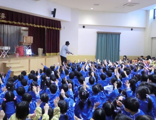 保育園のイベントに出張してマジックショーをしているところ