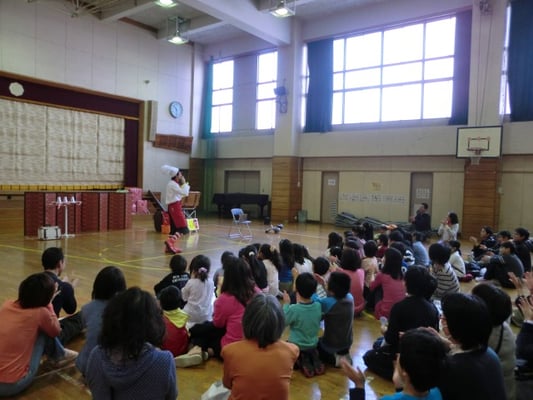 子ども会のイベントに出張してショーをしている様子