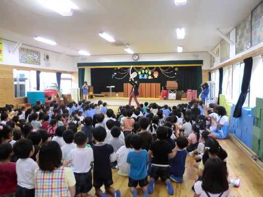 保育園のイベントに出張してピエロショーをしているところ