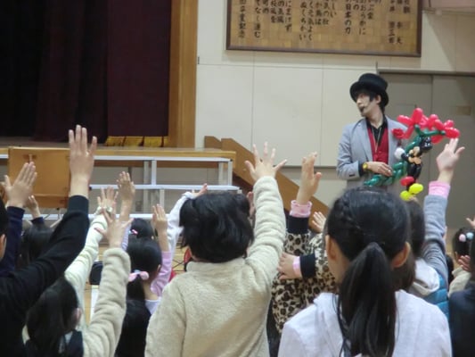 学童クラブのイベントに出張して大道芸をしている様子