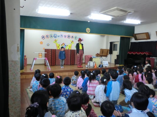 保育園出張イベント。ピエロのほっほさんショーしているところ