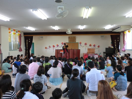 保育園のイベントに出張してジャグリングをしている